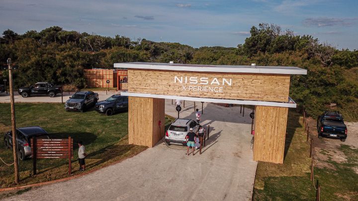 Atracción de la experiencia Nissan con múltiples vehículos alrededor.