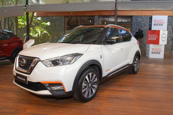 Nissan Kicks Rio 2016 branco com detalhes em laranja