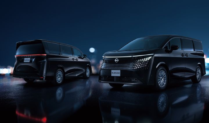 ブラックのエルグランド VIPが、夜の都市をイメージした背景の中で2台並んで配置された画像。画面右側にはフロント左側を見せる左向きの3/4アングルの車両が配置され、水平に伸びるLEDデイタイムランプ、日産エンブレム、大型フロントグリル、幾何学模様のLEDシグネチャーランプが点灯している。ボディは光沢のあるブラックで、多数のスポークでデザインされたアルミホイールやダークメタルグレー加飾が高級感を演出している。
画面左側には同じブラックのエルグランド VIPが配置され、リヤ右側を見せる後方3/4アングルで停車している。車両前方は右方向を向いており、リヤには横一文字に伸びる赤色のLEDコンビネーションランプが点灯している。バックドア中央には「NISSAN」の文字、左下には「ELGRAND VIP」、右下には「e‑4ORCE」のエンブレムが確認できる。