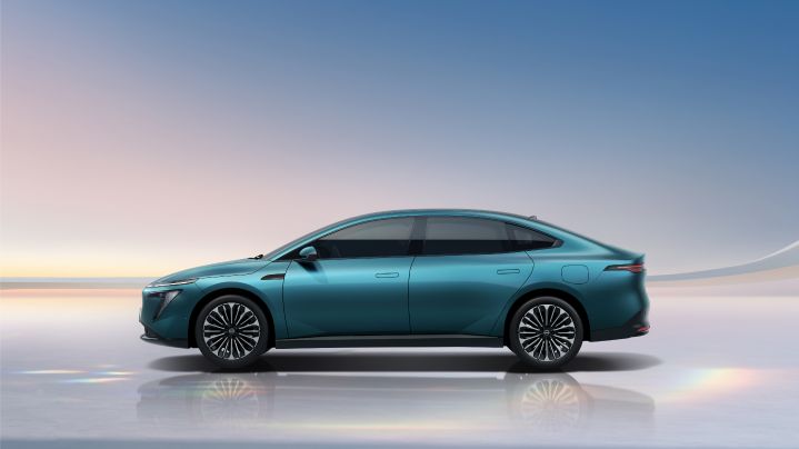 東風日産の緑色の新型セダン電気自動車「N7」の側面図