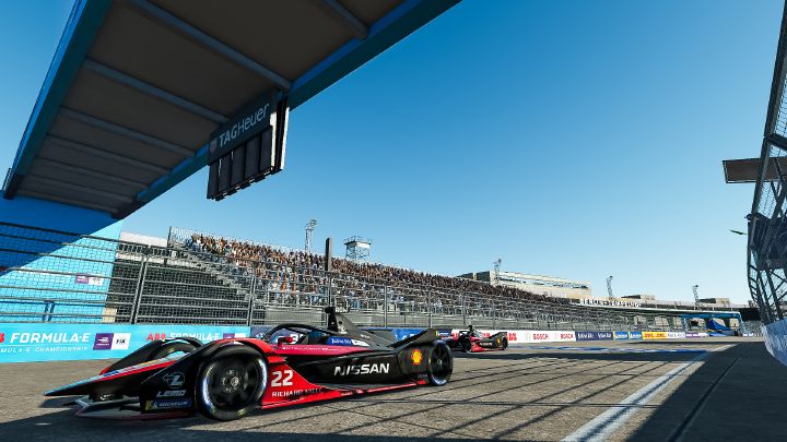 サーキットを疾走するレーシングカー。