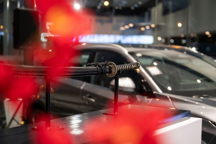 Imagen de la Katana símbolo de la cultura japonesa y del espíritu de superación que guía a Nissan, que recibieron los ganadores.