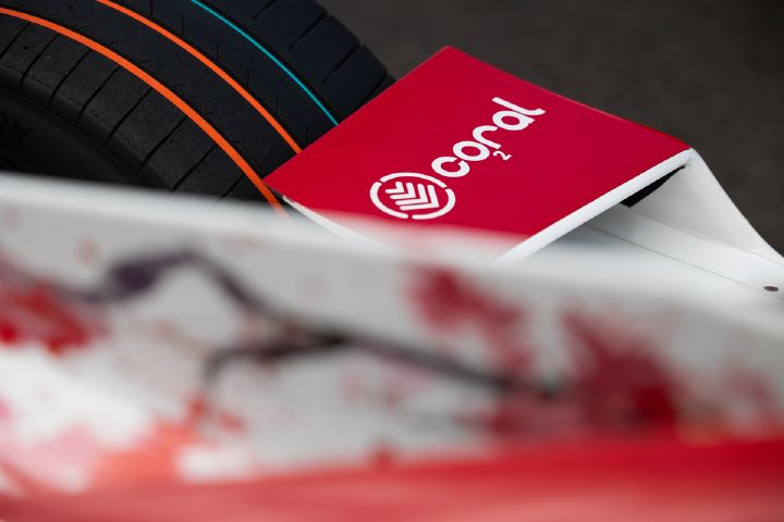 Imagen del logo de Coral sobre coche Nissan de Fórmula E