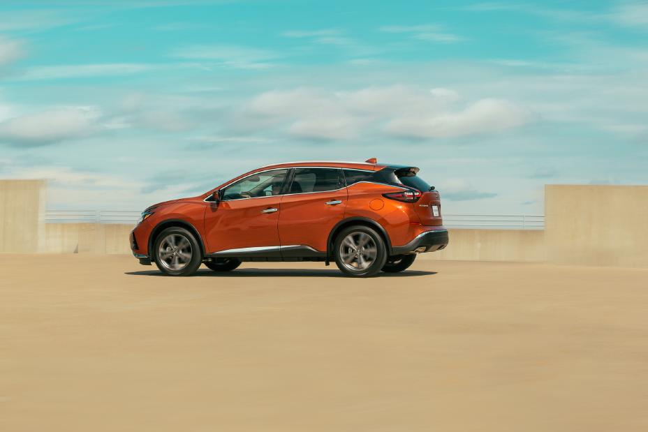 Un Nissan Murano 2020 est garé à l’extérieur d’un garage de stationnement.