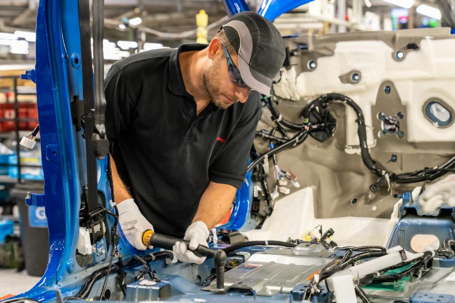 Nissan operator fitting an e‑POWER battery