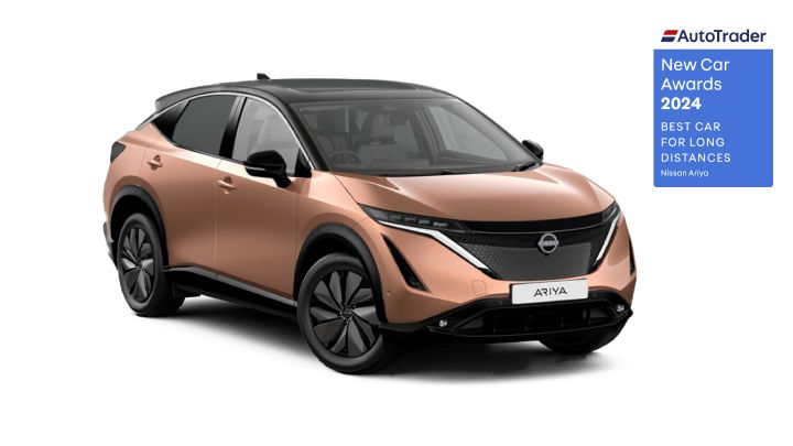 Nissan ARIYA Studioaufnahme mit Autocar Awards Logo 2024 - Bestes Auto für lange Strecken
