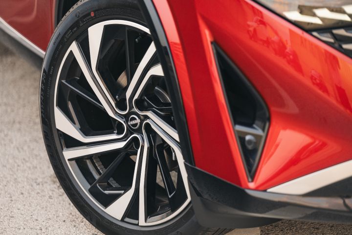 Detailansicht der Leichtmetallfelgen des Nissan Qashqai in Fuji Sunset Red
