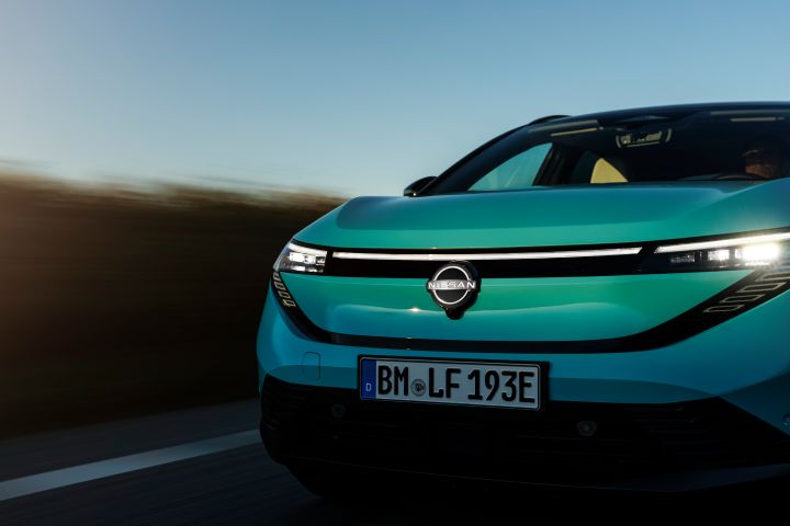 Dynamische Nahaufnahme der Frontpartie eines Nissan LEAF mit unscharfem Hintergrund