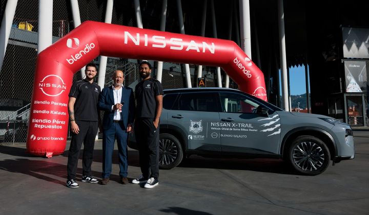 Margiris Normantan y Darrun Hilliard reciben las llaves de sus coches de mano de Asier Guardeño, gerente de Blendio Kalauto