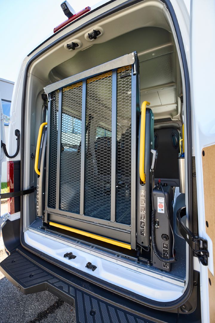 Blick von außen auf den eingeklappten Rollstuhllift im Heck des Nissan Interstar-e mit MobiTEC Ausbau