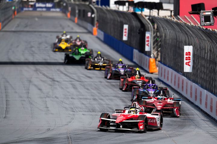 Oliver Rowland biegt in São Paulo in die Rechtskurve von Turn 1 ein, dicht gefolgt von einer Gruppe von Autos.