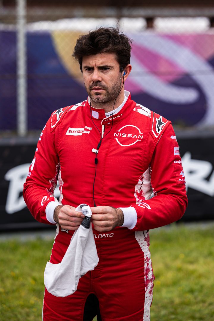Porträtaufnahme von Norman Nato in seinem roten Rennanzug des Nissan Formula E Teams vor dem Start des E-Prix von Madrid.