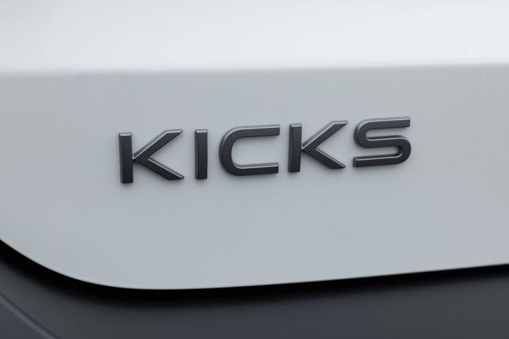 白系キックスの「KICKS」ロゴのクローズアップ。エンブレムが水平に配置され、ボディカラーとのコントラストが際立つ。