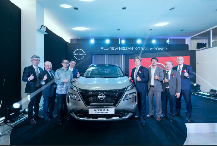 Representatives of Nissan and Tan Chong Motor pose alongside the All-New Nissan X‑Trail e‑POWER model.

From left : Mr. Christopher Tan, Executive Vice President, Tan Chong Motor Group, (2nd left) Dato’ Than Thai Hing, Chairman of Tan Chong Motor Cambodia & Laos , (3rd left) His Excellency Ambassador Edi Irwan Bin Mahmud, Ambassador of Malaysia to Laos , (4th left) Mr. Lim Chee Khiang, Senior Country Head of Tan Chong Motor Laos , (5th left) Mr. Isao Sekiguchi , President Nissan ASEAN & President Nissan Thailand, (6th left)  Dr. Buavanh VILAVONG, Permanent Secretary, Ministry of Industry and Commerce, (7th left) Mr. Vilaysack Boutsamaly, Director, Ministry of Public Works and Transport, and Mr. Yoshinori Kanazawa, Vice President , Nissan Importer Business Unit, Nissan ASEAN.