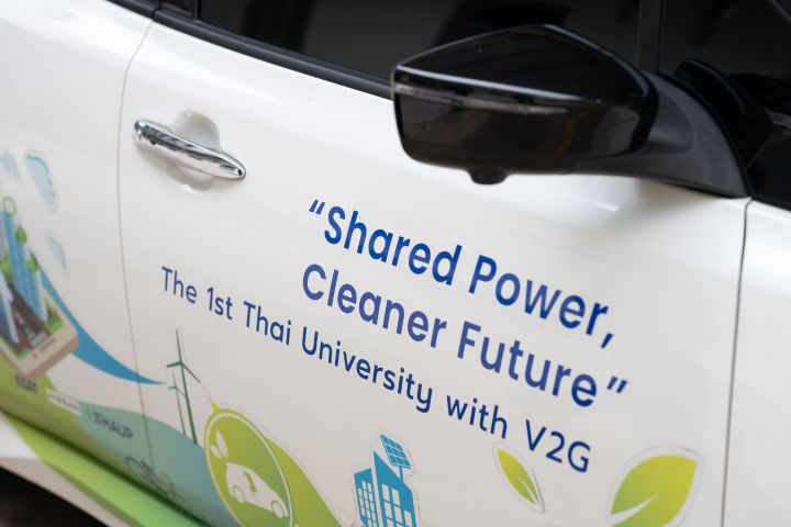 Sticker on the side of the Nissan Ariya read “Shared Power, cleaner future” The 1st Thai university with V2G