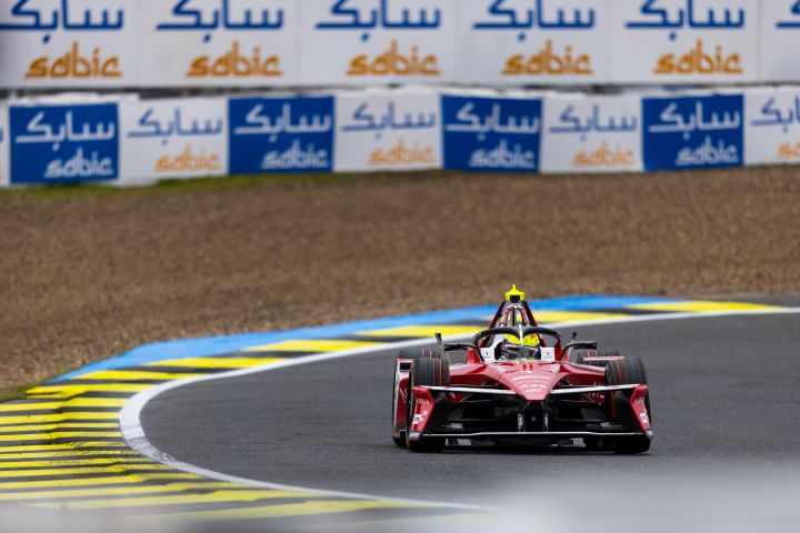 Frontalaufnahme von Oliver Rowland im Nissan e‑4ORCE 05 mit der Startnummer 1, mit Schotter sowie gelb-schwarzen Randsteinen seitlich und hinter ihm.