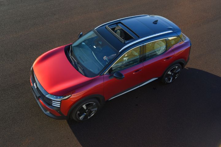 Novo Nissan Kicks visto de cima com a carroceria vermelha e o teto preto
