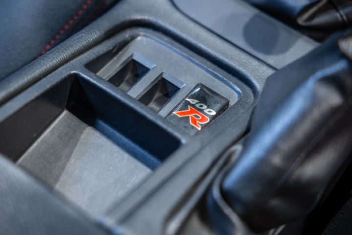 A close-up of the 400R badge within the interior of the NISMO 400R.