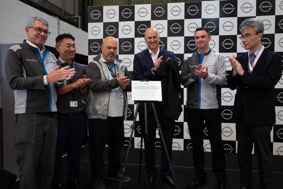 Pessoas mostram a placa que marca a inauguração do Centro Integrado de Engenharia e Qualidade da Nissan do Brasil
