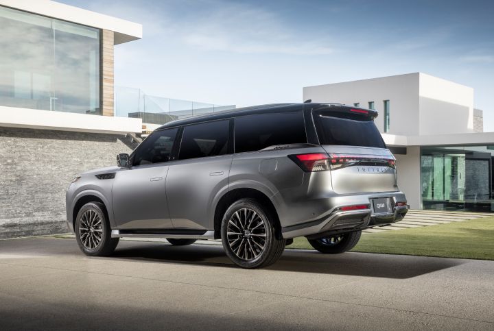 INFINITI 新型QX80（シルバーの車体。左後方からのアングル）