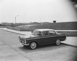 セドリック・デラックス1900発表