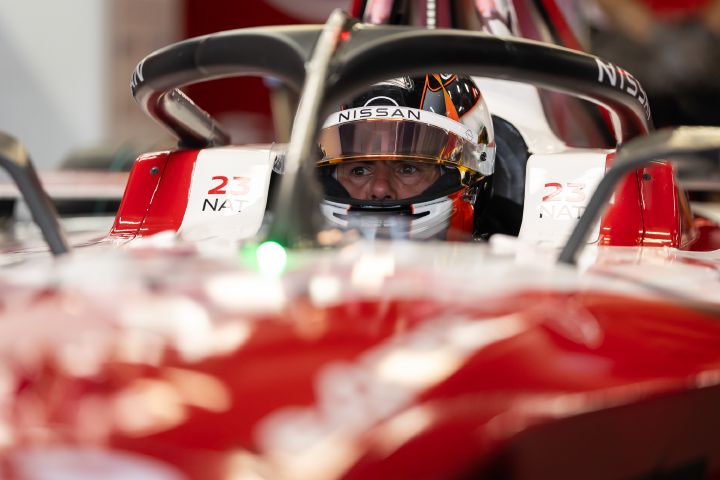 Norman Nato saß mit aufgesetztem Helm und hochgeklapptem Visier im Auto mit der Startnummer 23 und wartete in der Teamgarage darauf, auf die Strecke zu fahren.