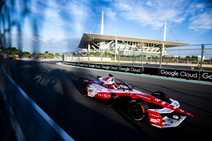Norman Nato in seinem Nissan Formula E Rennwagen auf der Strecke in Miami, hinter ihm ist das Hard Rock Stadion zu sehen