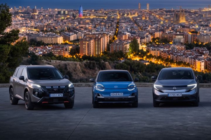 Gama aut Nissana: X‑Trail, Micra i LEAF z panoramą Barcelony w tle