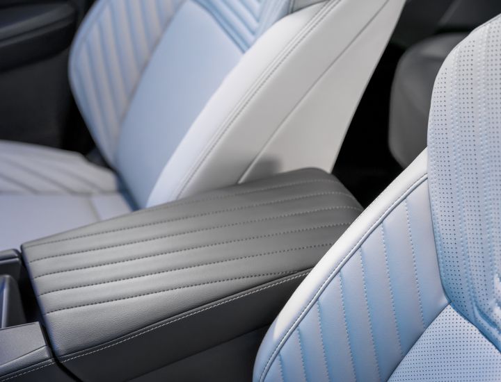 ソフトタッチ素材や上質な内装材、シームレスに統合された先進技術を採用した新型日産ローグ ハイブリッド プラチナムのインテリア。乗る人を上質な空間で包み込み、日常のドライブをより快適で洗練されたものにしている。