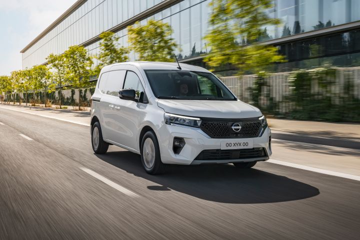 Vue dynamique d’un Townstar EV blanc de ¾ avant