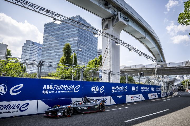 Seitenansicht von Norman Nato tagsüber während des 2. freien Trainings im Auto mit der Startnummer 23 auf der Rennstrecke in Tokio.