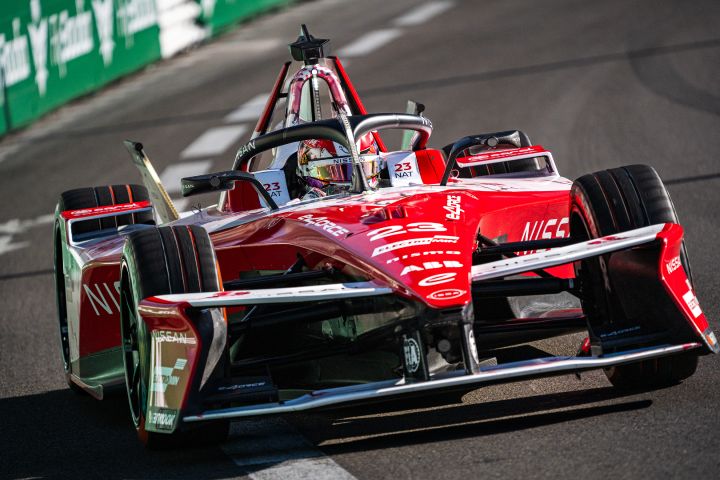 Norman Nato fährt in Monaco in seinem Nissan Formel E Rennwagen in eine Linkskurve ein