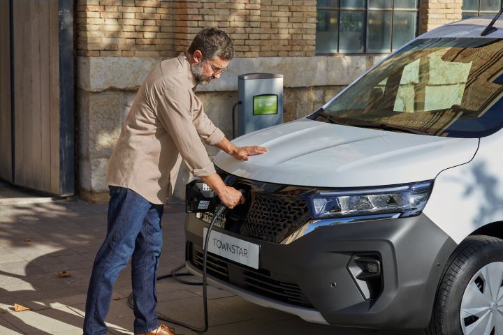 Photo d’un homme branchant un Townstar EV