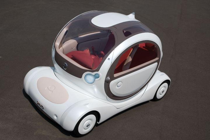 Top overview shot of the Nissan Pivo Concept with the roof closed.