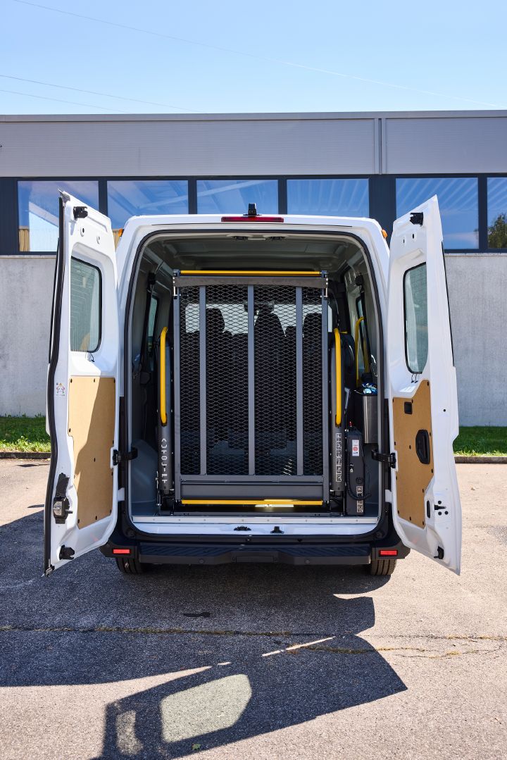 Frontale Heckaufnahme des Nissan Interstar-e mit MobiTEC Ausbau mit geöffneten Heckflügeltüren und eingeklapptem Rollstuhllift