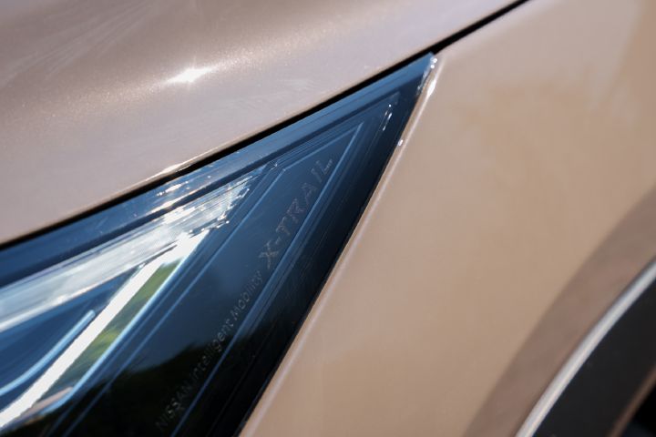 Detailansicht auf den Frontscheinwerfer des Nissan X‑Trail