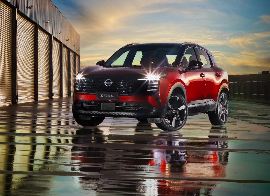 Nissan Kicks estacionado em frente a box de pista de corrida, após chuva e com dia acabando