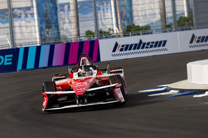 Norman Nato biegt im Nissan Formel E Rennwagen mit der Startnummer 23 nach links in eine Kurve ein.