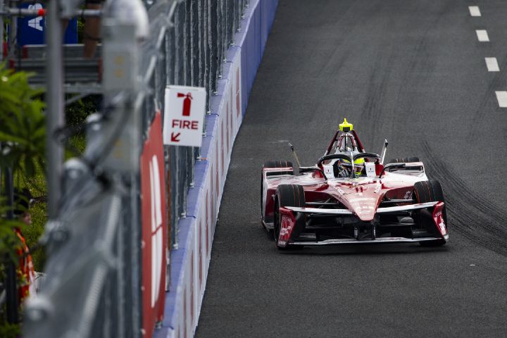 Frontalaufnahme von Oliver Rowland im Auto mit der Startnummer 1, der während des Sanya E-Prix-Wochenendes nach links in eine Kurve einbiegt.