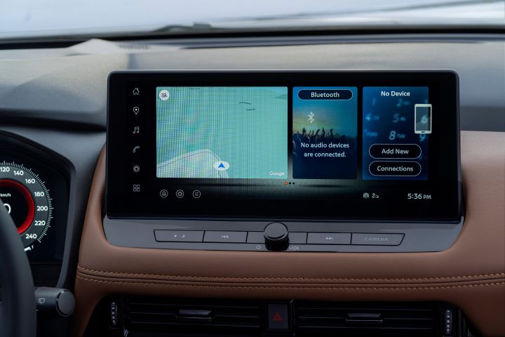 Neues Touchscreen-Display im Armaturenbrett des 2026 Nissan X‑Trail Tekna, das links eine Navigationskarte und rechts den Bluetooth-Verbindungsstatus anzeigt, der angibt, dass keine Audiogeräte verbunden sind und neue Geräte hinzugefügt werden können. Das Display hat einen schwarzen Hintergrund mit blauem und weißem Text, Symbolen für Musik, Telefon und Einstellungen auf der linken Seite und einer Zeitanzeige von 17:36 Uhr.