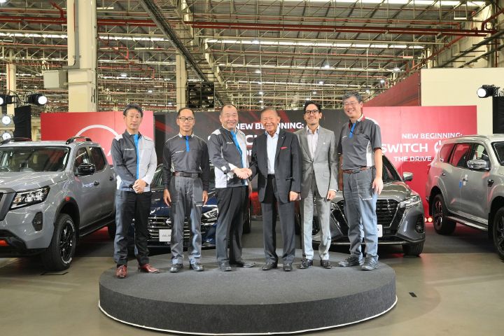 Group photo of Nissan Executives and executives from Siam Motors Group during the completion of line-integration ceremony