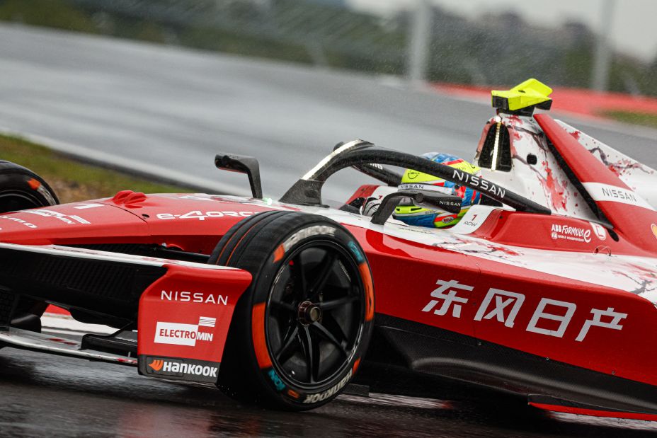 Nahaufnahme von Oliver Rowland, wie er während des E-Prix-Wochenendes in Shanghai das Lenkrad des Nissan e‑4ORCE 05 mit der Startnummer 1 dreht.