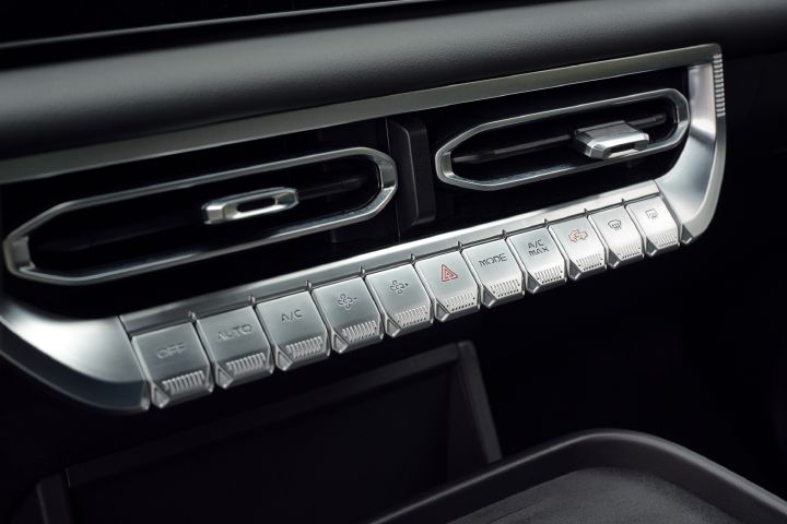 Nissan debuts the Frontier Pro PHEV globally in Mexico.