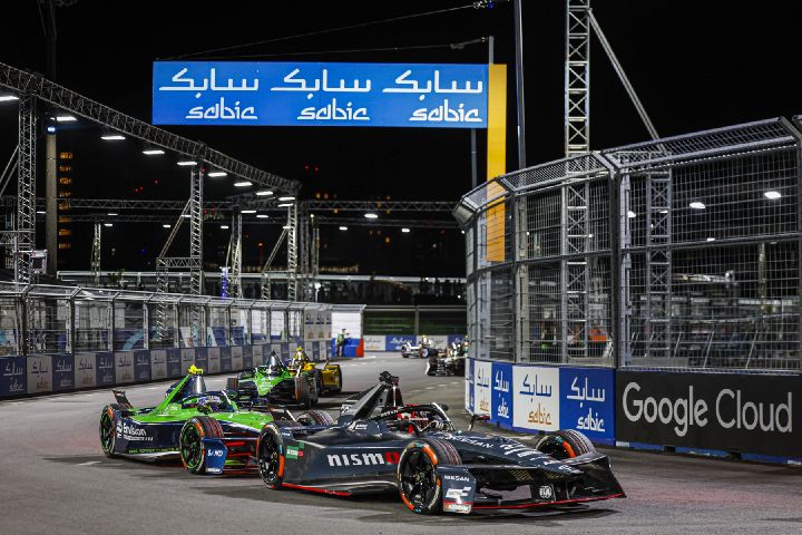 Norman Nato im Auto mit der Startnummer 23 auf der Strecke während des Tokyo-E-Prix-Wochenendes, hinter ihm fahren mehrere Autos.