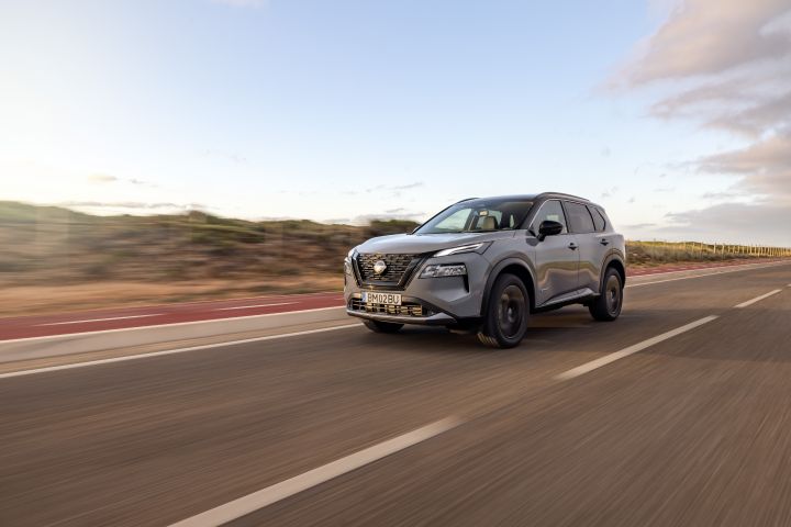Vista frontal ¾ do Nissan X‑Trail N-Trek em movimento