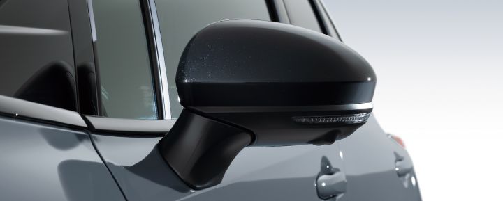 日産ノート オーラBlack Editionのブラックカラーのドアミラーのクローズアップ