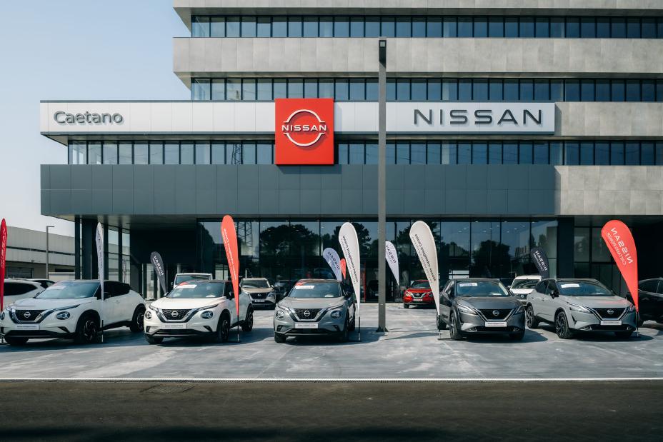 Fachada do novo espaço Caetano Power em Vila Nova de Gaia com vários modelos Nissan à frente