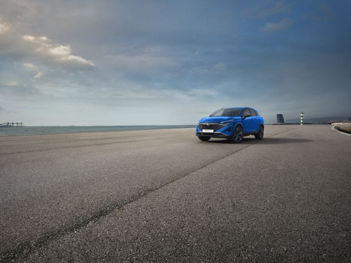 Photo éloignée et à l’arrêt du nouveau Qashqai mild hybrid version N-Style de couleur bleue