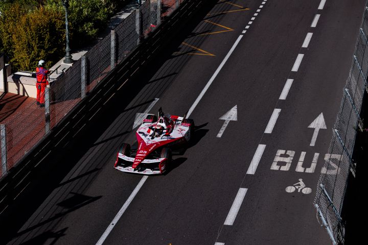 Luftaufnahme von Norman Nato im Nissan Formel E Rennwagen mit der Startnummer 23 auf den Straßen von Monaco.