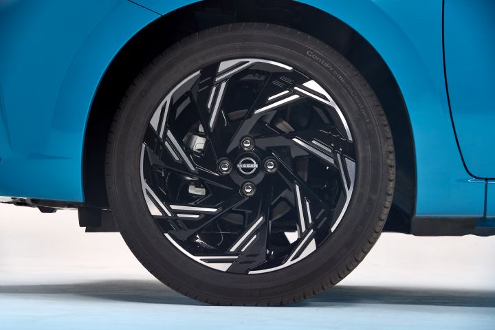 Fotografía de  Nissan Versa 2026 rin izquierdo.